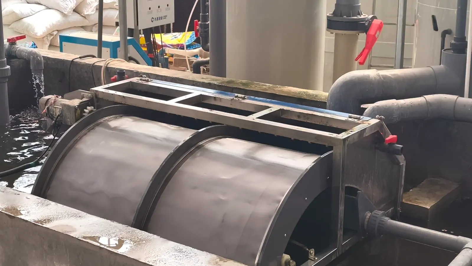 Earlier rotary drum filters used a continuous, one-piece screen.